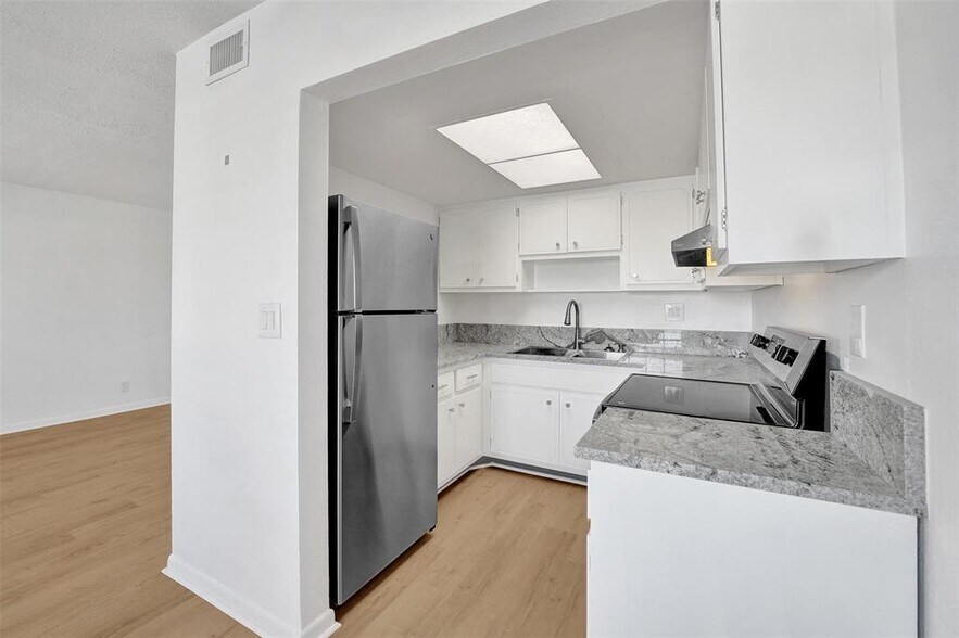 Building Photo - 3220 NE 10th St