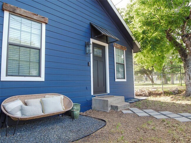 Building Photo - 1308 San Bernard St