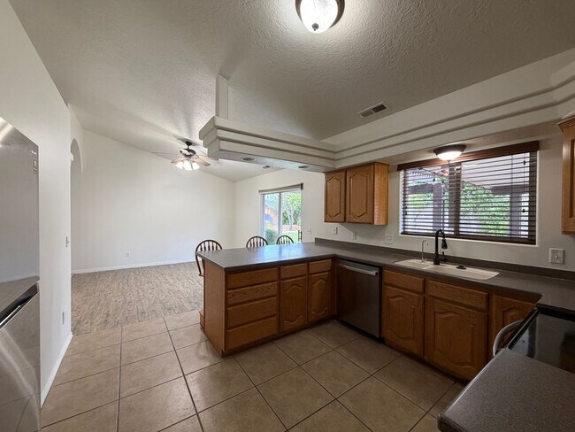 Building Photo - SPACIOUS HOME FOR RENT!