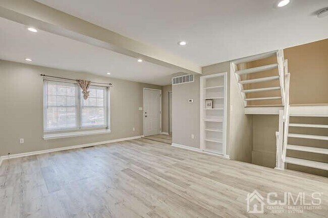 Building Photo - 216 E 7th St