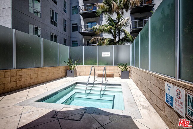 Building Photo - 645 W 9th St