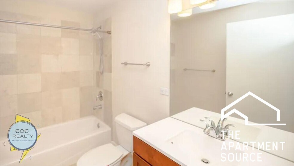 Building Photo - 3347 N Clark St