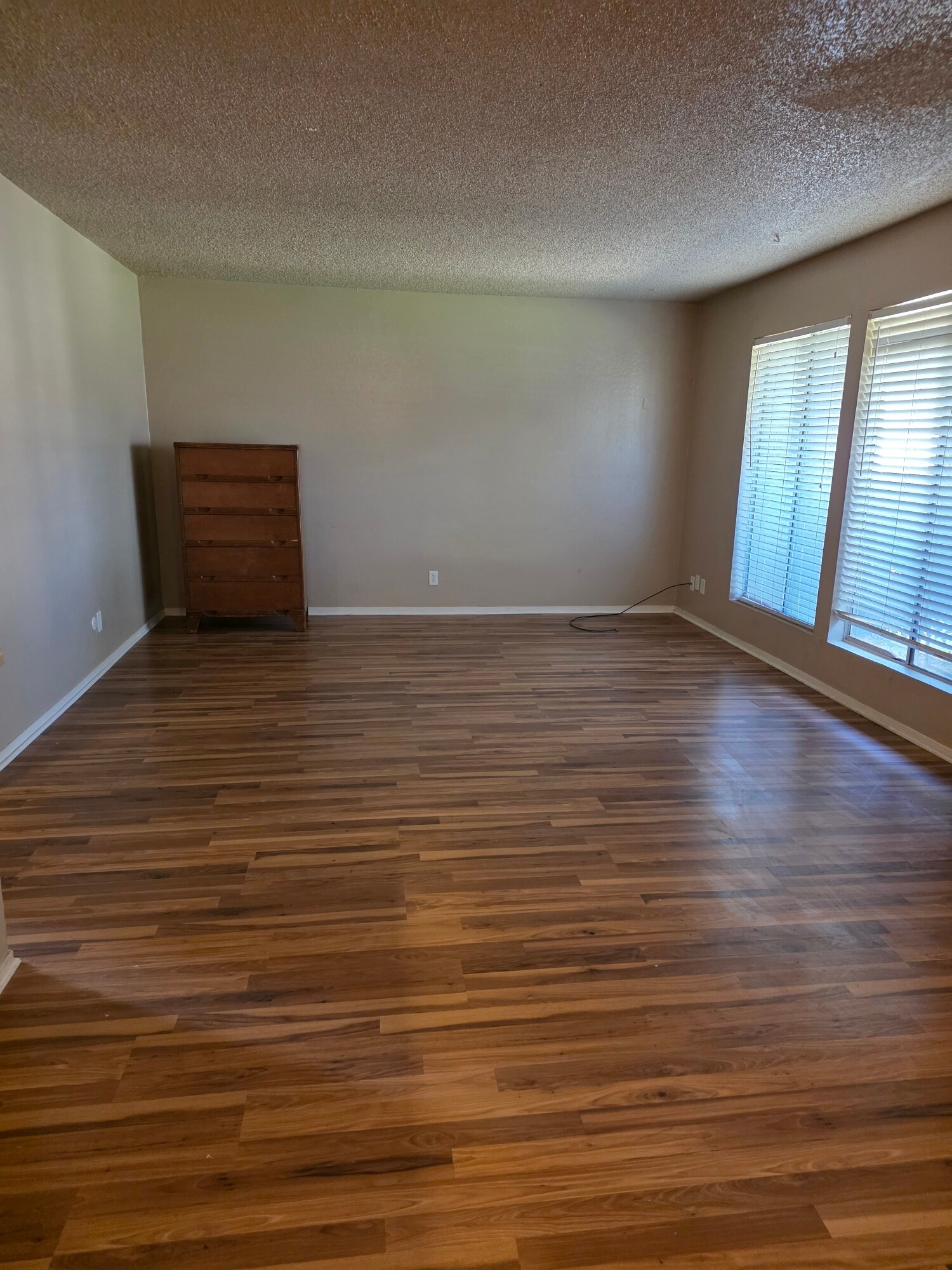 living room 12X13 - 4654 N Chestnut Ave