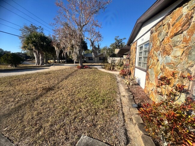 Building Photo - 734 Memorial Dr