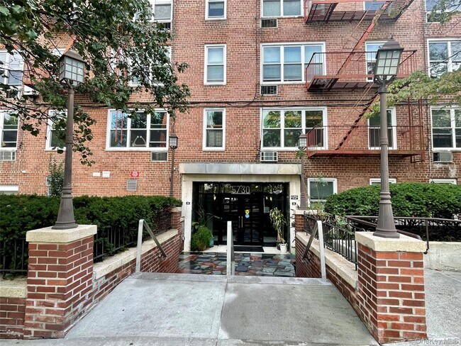 Building Photo - 5730 Mosholu Ave