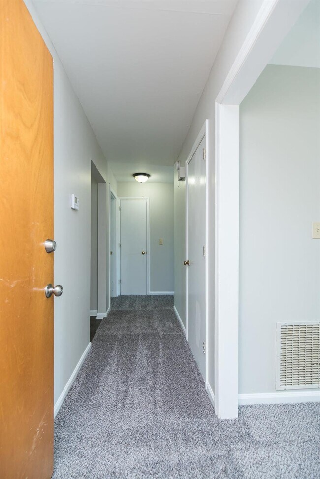 Building Photo - 3736 Camelot Dr