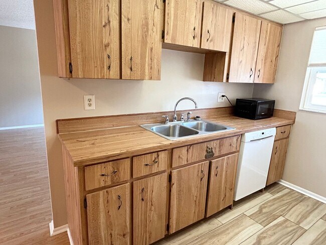 Building Photo - 2 Bedroom Villa with Screened in Patio!