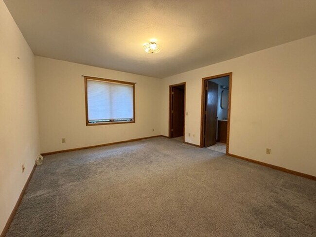 Building Photo - 657/659 Wood Violet Lane
