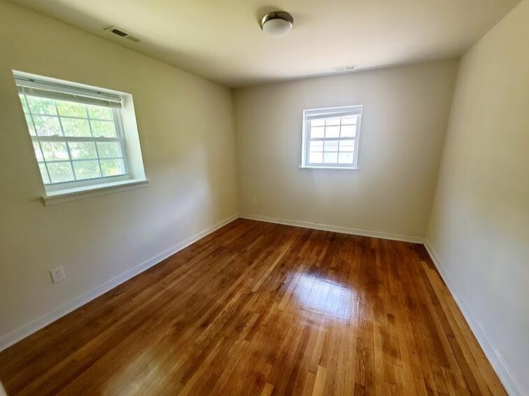 Building Photo - 1922 Oak Hill Ln