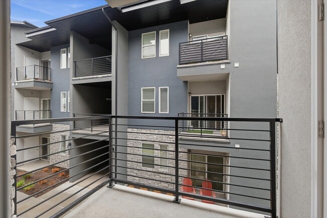 Building Photo - 475 W 60 S
