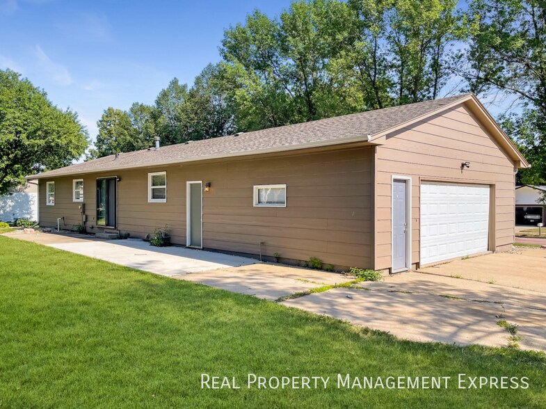 Building Photo - Newly Renovated 5 Bed Home w/ 2-Stall Garage