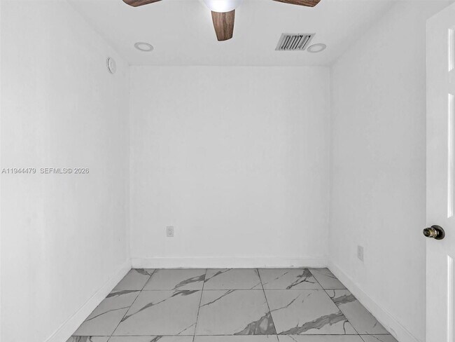 Building Photo - 5424 Pembroke Rd