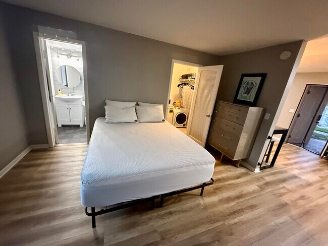 Building Photo - 1204 S Lake Dr