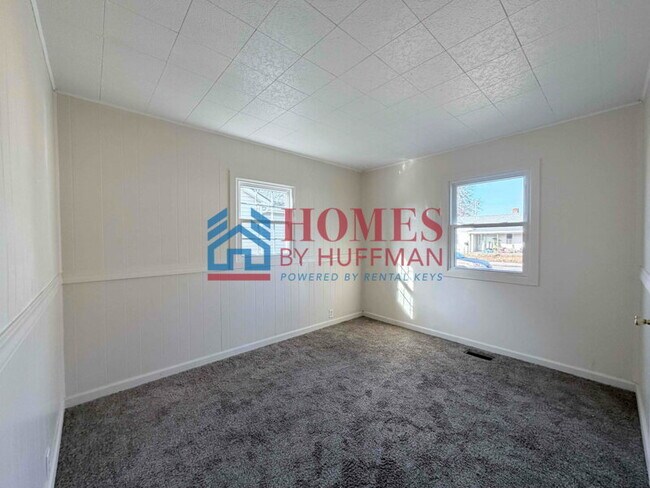 Building Photo - Three Bedroom House | Move in Ready