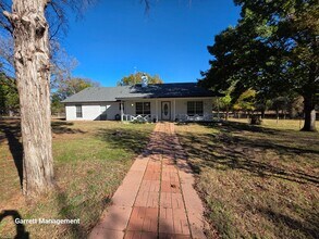 Building Photo - 3/2 Home on 3 acres in West Lampasas