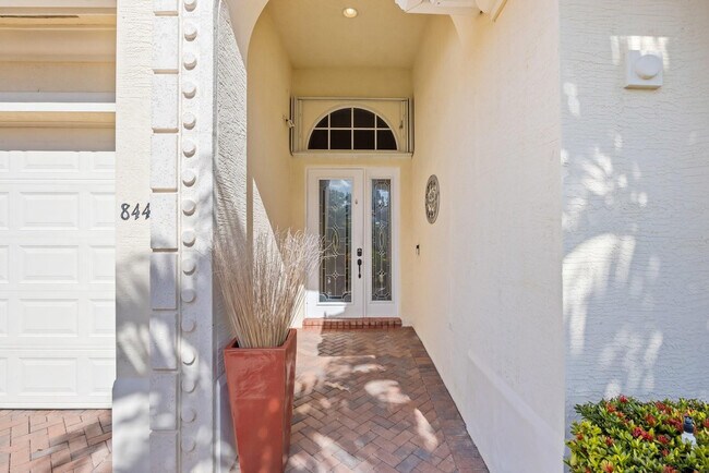 Building Photo - 844 SW Pebble Ln