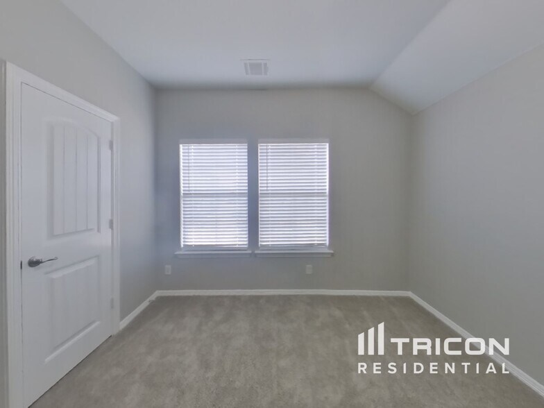Building Photo - 511 Wolf Dr