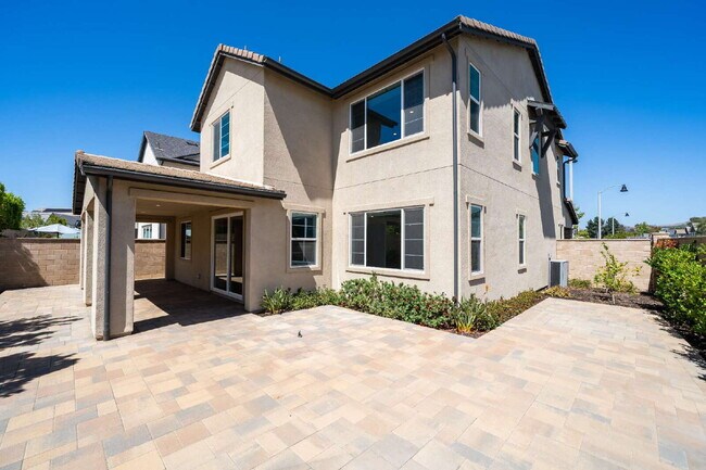 Building Photo - Luxury Living at The Farm