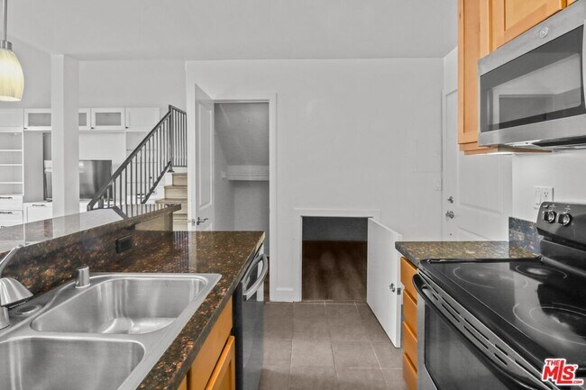 Building Photo - 10982 Roebling Ave