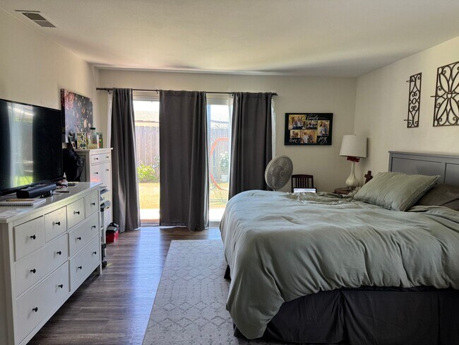 Building Photo - Beautifully Updated 4 Bedroom, 3 Bath Sing...