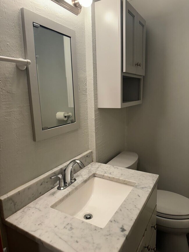 Building Photo - 4 bedroom 2 bathroom home in a great neighborhood!