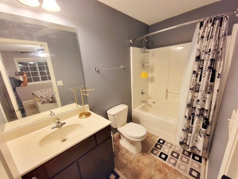 Building Photo - 1202 Cres View Dr NE