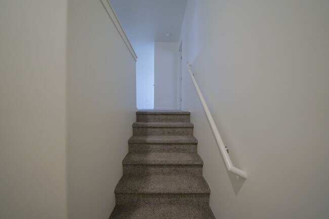 Building Photo - Spacious Townhome for Rent – Prime Location!