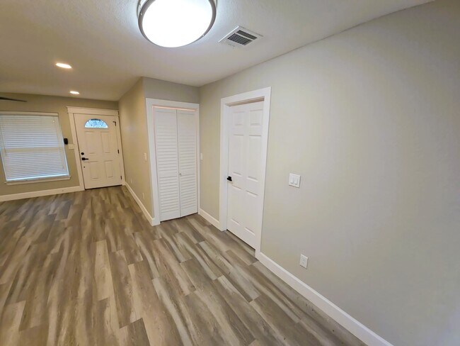 Building Photo - 9121 Lazydale Ln