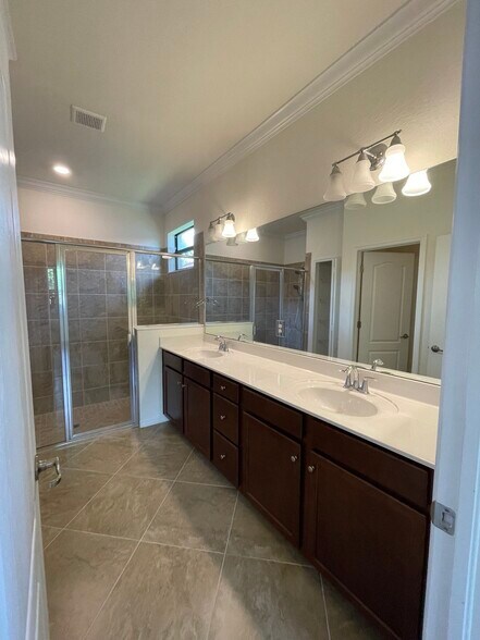 Building Photo - 19344 Bluff Dr