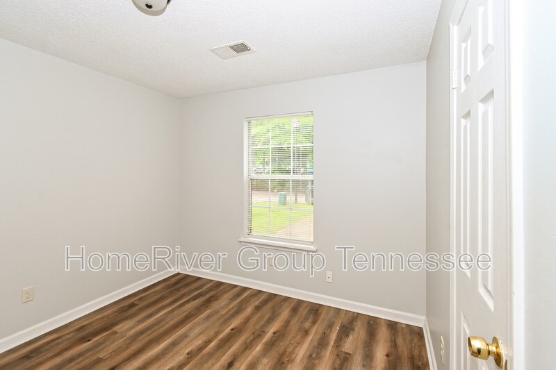 Building Photo - 7007 Village Ln
