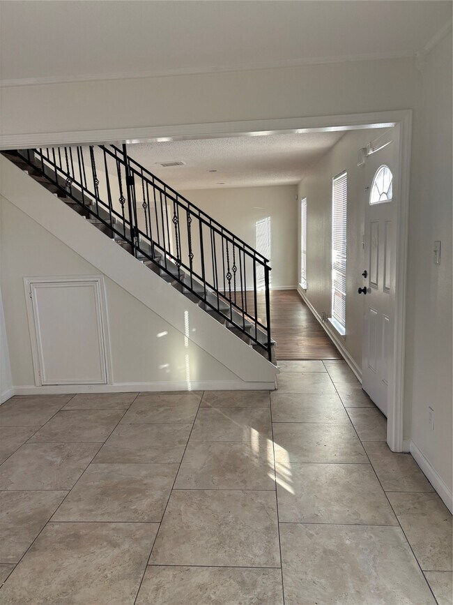 Building Photo - 4322 Woodmont Dr