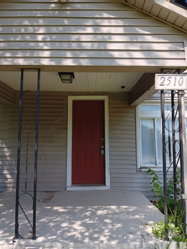 Building Photo - 3 bedroom, 1 bathroom home located in Jopl...