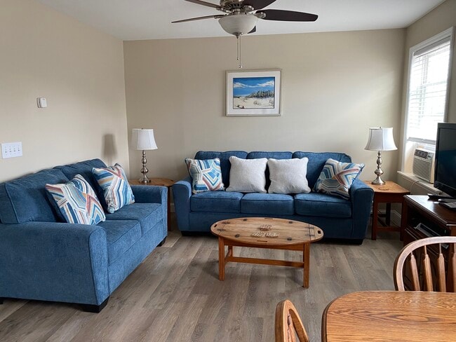 Living Area Seating for 5 - 4 Chase St