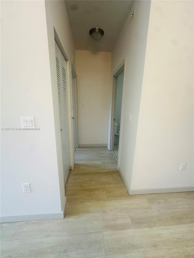 Building Photo - 817 SE 2nd Ave