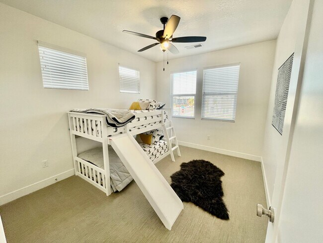 Building Photo - Beautiful Three Bedroom Townhome in Woodland Estates