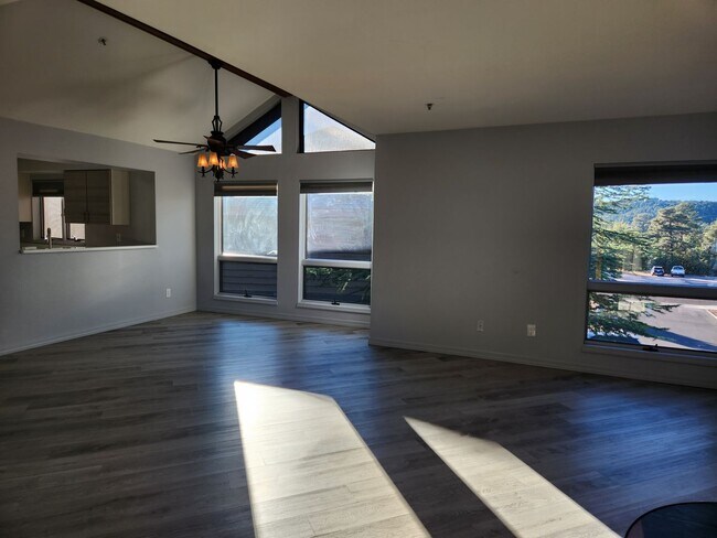 Building Photo - Beautifully updated 2 bed / 2 bath at 4 Seasons North