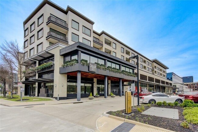 Building Photo - 2310 Briarglen Dr