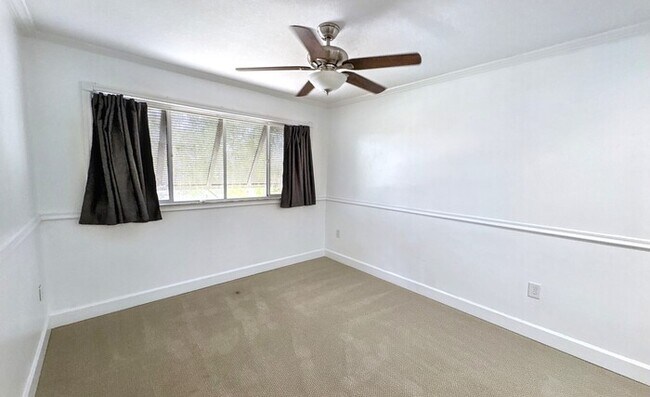 Building Photo - 13963 Lake Point Dr