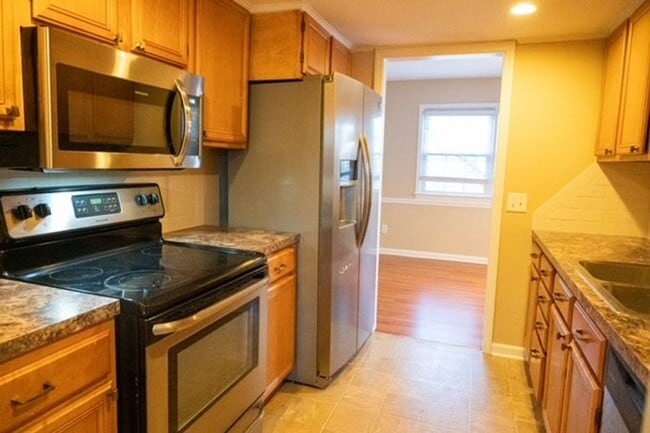 Building Photo - Large 3 Bedroom 2.5 Bath Townhome in Prime Location