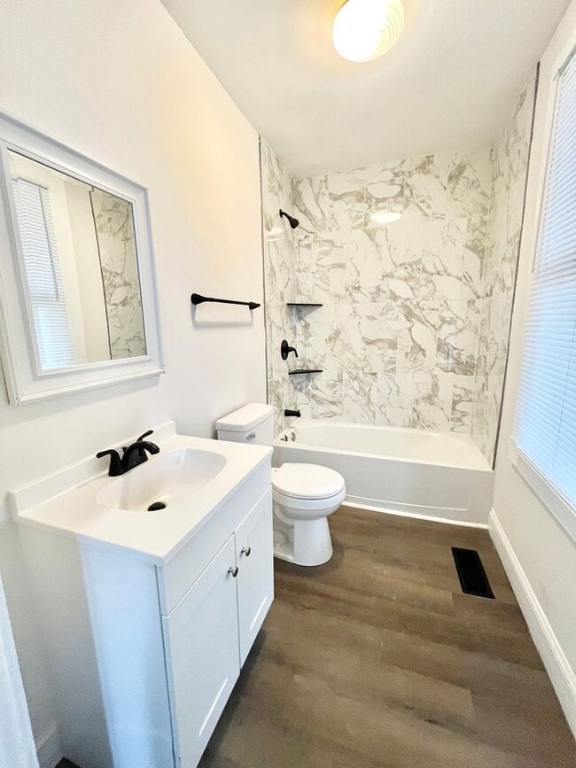 Building Photo - 2 Bedroom. 1 bath near Beechmont Area