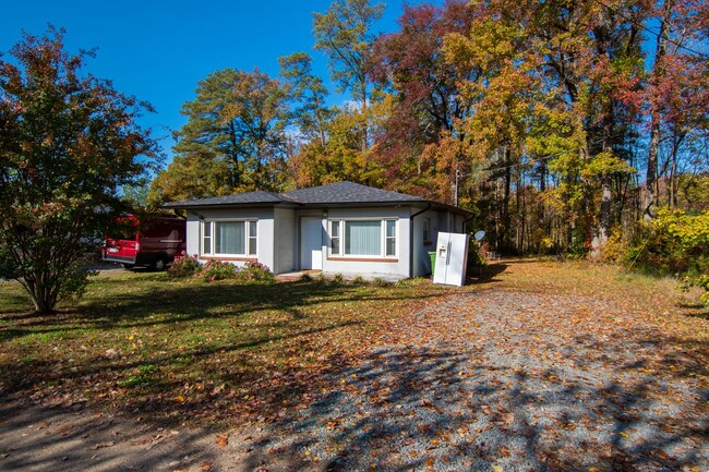 Building Photo - Ranch Home Minutes from Falls Lake, Utilit...