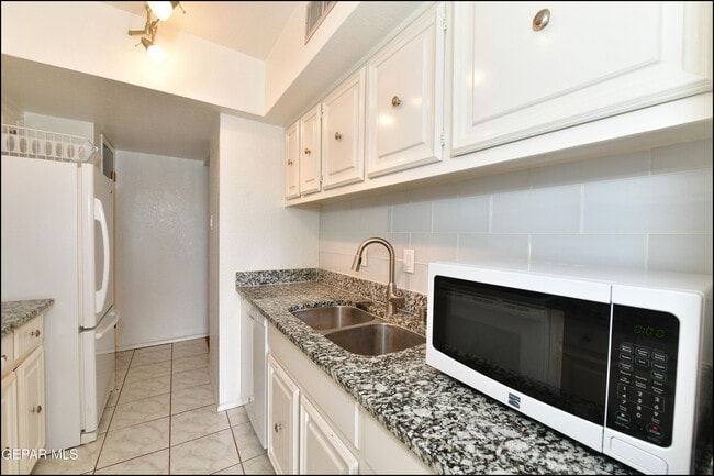 Building Photo - 6201 Escondido Dr