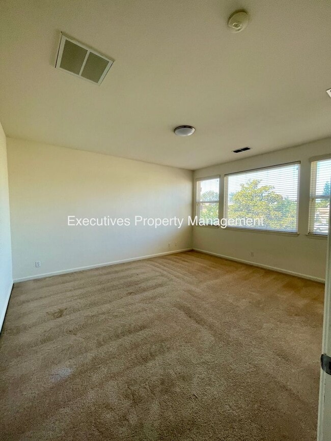 Building Photo - 733 Round Hill Dr