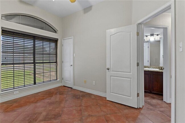 Building Photo - 7902 Snake River Dr