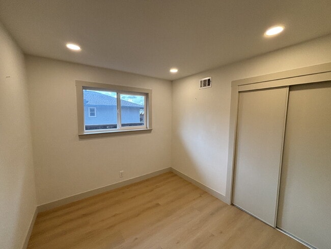 Building Photo - 946 Notre Dame Ave