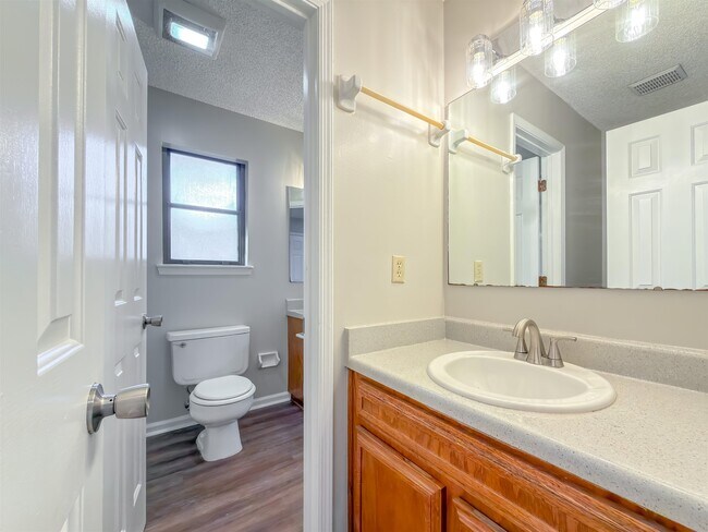 Building Photo - 1556 Twin Lakes Cir