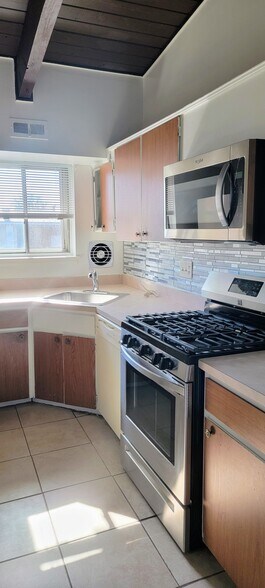 Building Photo - 11320 Cherry Hill Rd