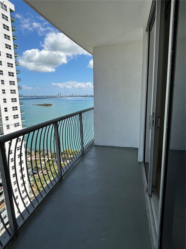 Building Photo - 1750 N Bayshore Dr