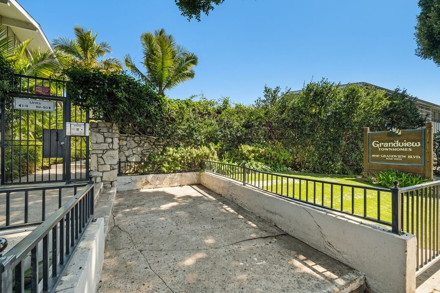 Front entrance - 4040 Grand View Blvd