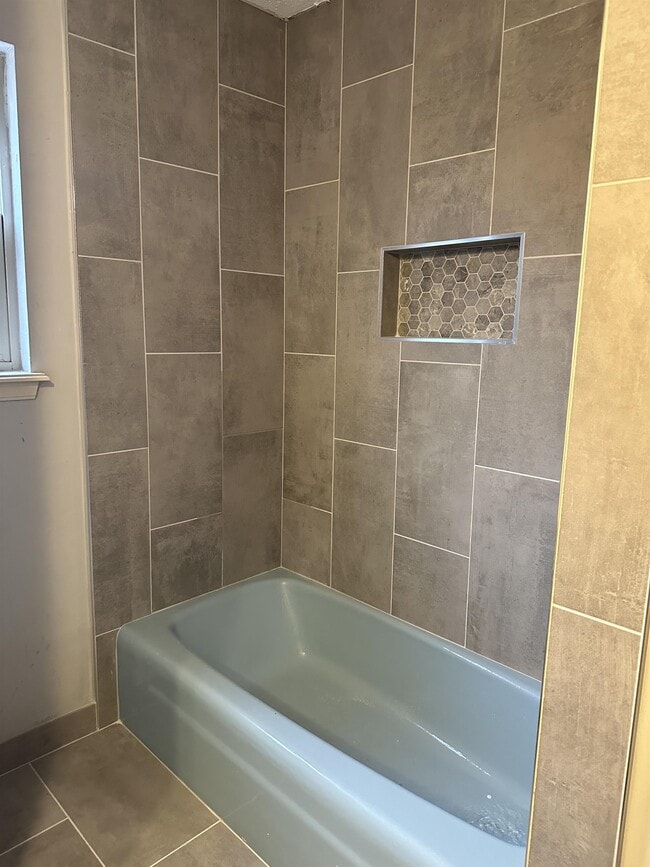 Building Photo - 6722 E 75th St S